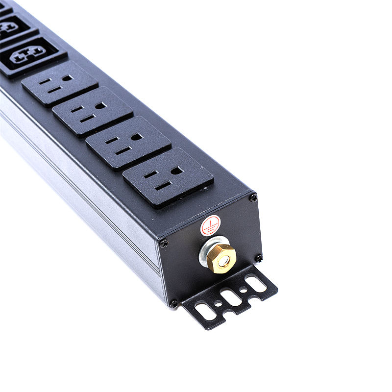 16 prese IEC C13 C19 e prese USA Interruttore automatico magnetico per liquidi 1,5U PDU verticale per rack intelligente TCP/IP