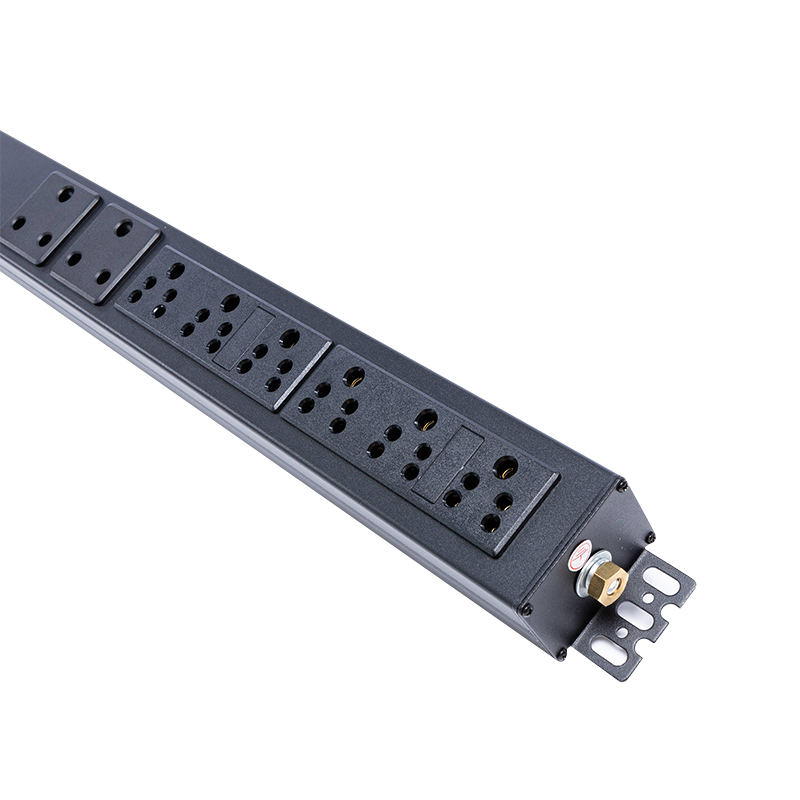 Prese Sudafrica 16 prese Interruttore automatico magnetico per liquidi 1,5U PDU verticale TCP/IP per rack intelligente