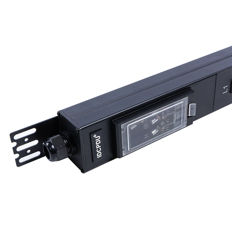 24 prese Prese trifase IEC C13 e C19 con serratura Interruttore automatico magnetico a liquido da 1,5U PDU rack con contatore RS485 verticale sostituibile a caldo