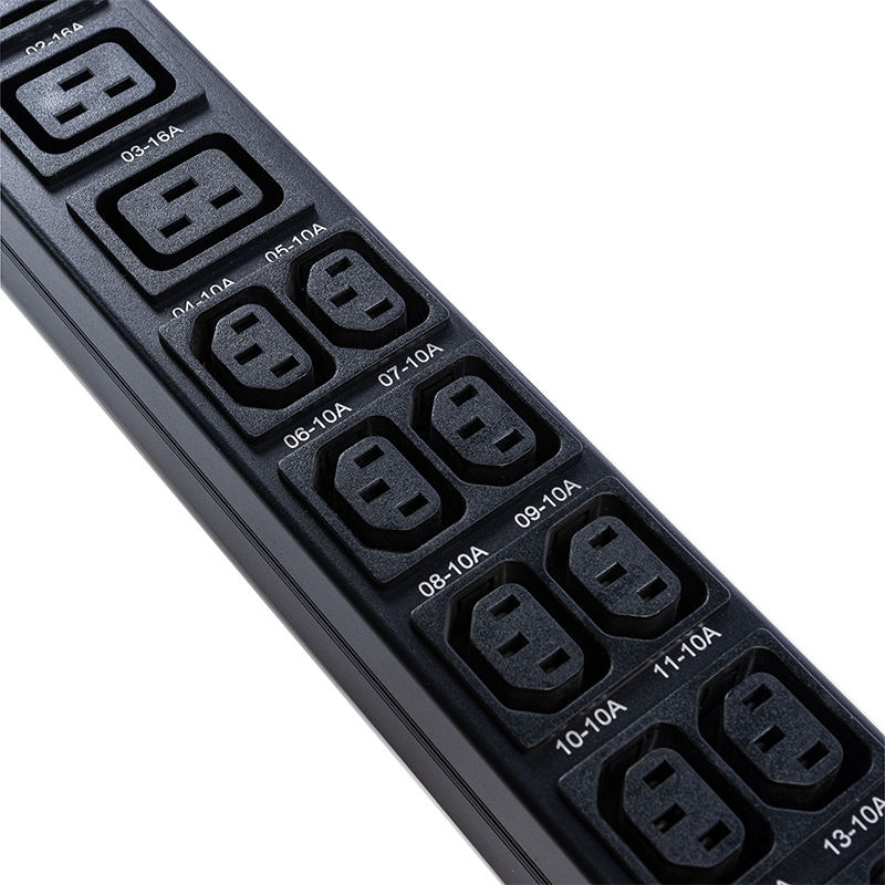 PDU intelligente in rack TCP/IP 26 prese Interruttore automatico magnetico liquido IEC C13 /C19 1,5U verticale