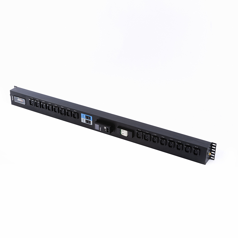 16 prese IEC C13 IEC C19 Presa con serratura dotata di fibbia Protezione contro le sovratensioni hot swappable da 2,5U Modbus-RTU verticale PDU rack con contatore RS485