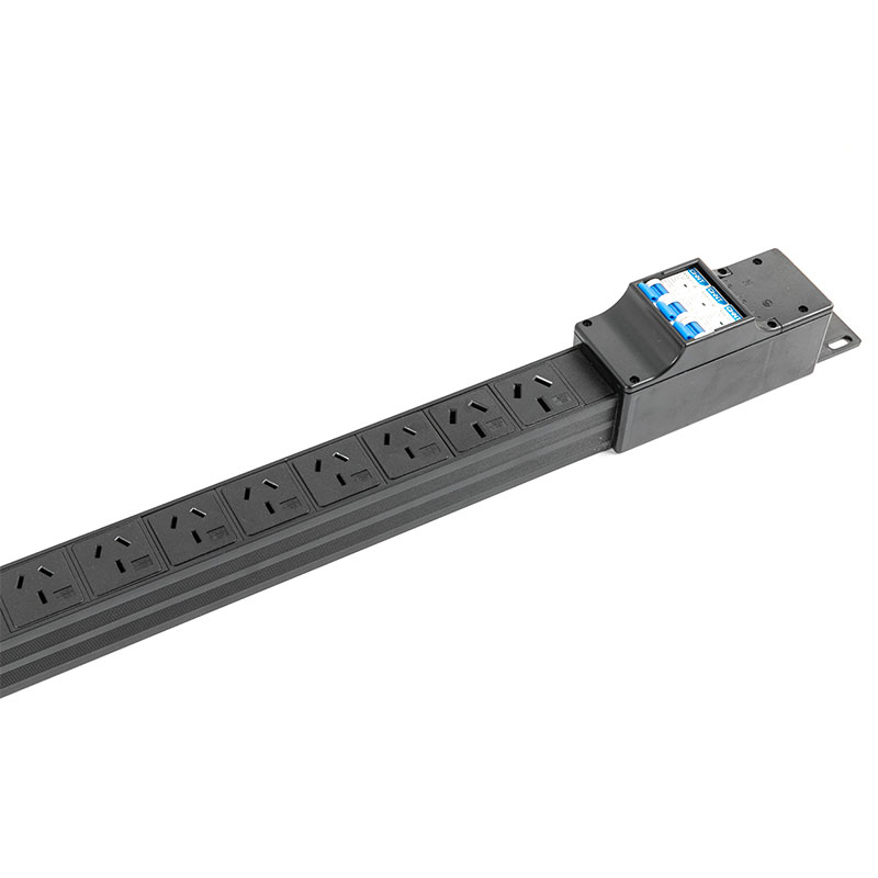 Pdu verticale con commutazione trifase con interruttore 3P a 24 uscite