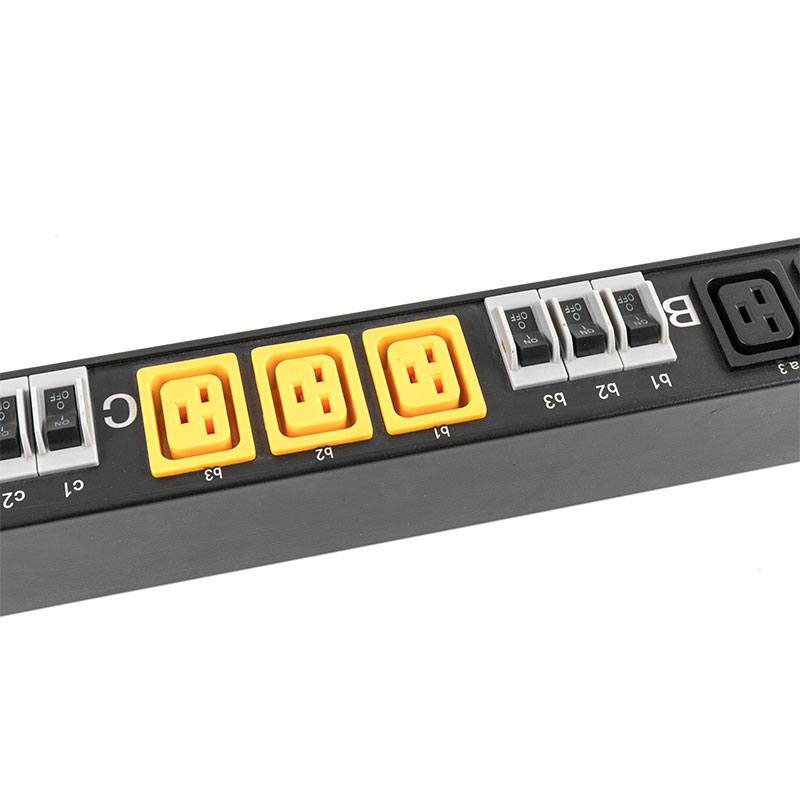 PDU per rack commutato con protezione da sovraccarico con interruttore verticale trifase e 10 prese C13 C19