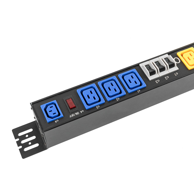 PDU per rack commutato con protezione da sovraccarico con interruttore verticale trifase e 10 prese C13 C19