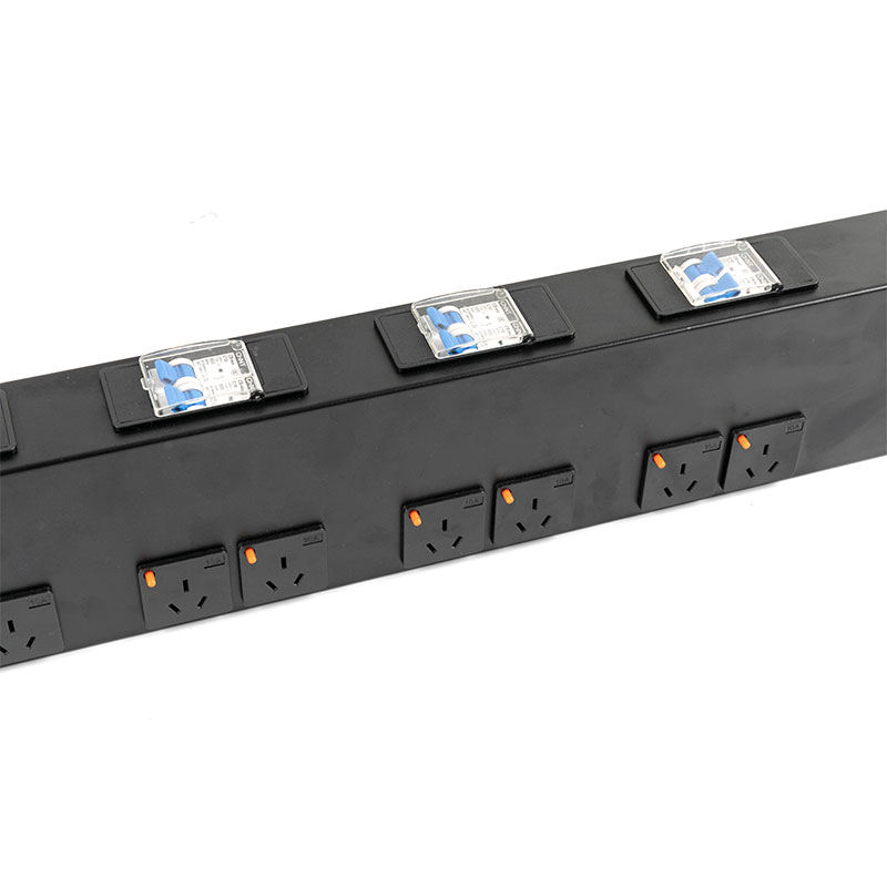 PDU per rack con interruttore verticale a 16 uscite