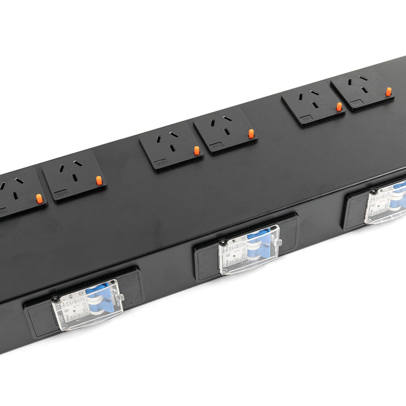 PDU per rack con interruttore verticale a 16 uscite