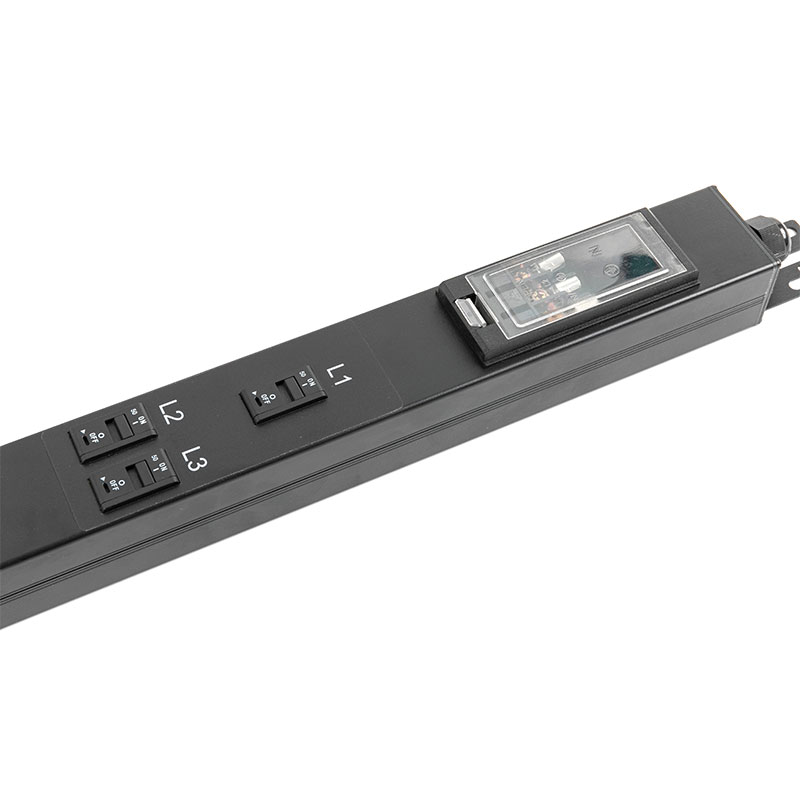 PDU per rack con interruttore verticale C19 trifase a 18 uscite