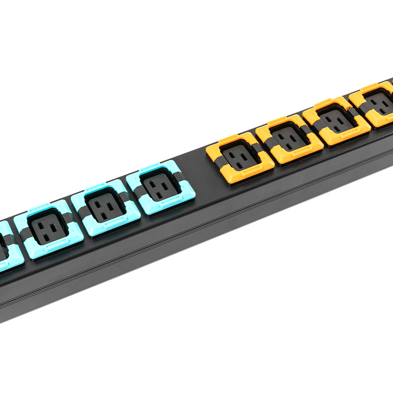 PDU per rack con interruttore verticale C19 trifase a 18 uscite