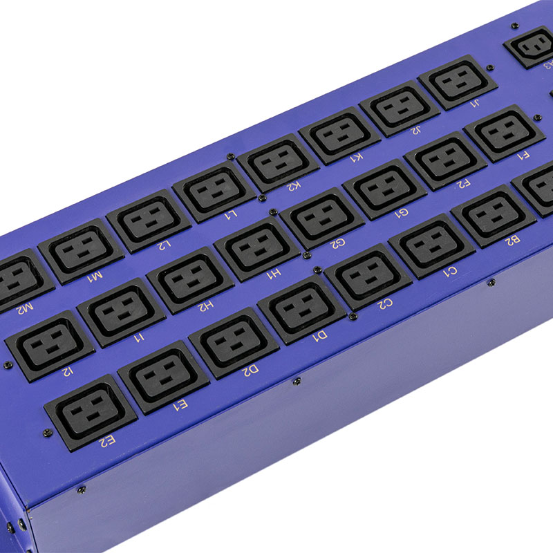 Pdu commutata con interruttore verticale trifase a 27 uscite C13 C19